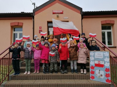 Święto Niepodległości w przedszkolu - dzieci przed budynkiem przedszkola