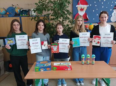 Konkurs na kartkę bożonarodzeniową - uczennice z nagrodami
