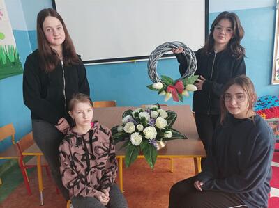 Dekoracje na grób Patrona Szkoły