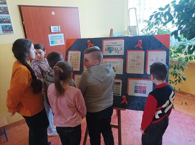 Światowy Dzień Zdrowia - uczniowie ze swoją gazetką