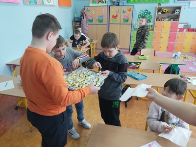 Szkolne życzenia wielkanocne i dzielenie się "jajeczkiem"