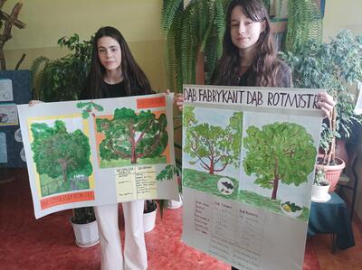 Powiatowy Konkurs Krajoznawczo - Przyrodniczy - uczennice ze swoimi pracami