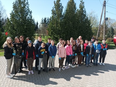 Sprzątamy Dla Polski - młodzież szkolna w trakcie akcji