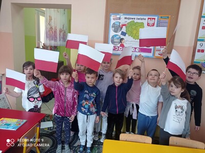 Dzieci w przedszkolu przygotowują majowe Święto