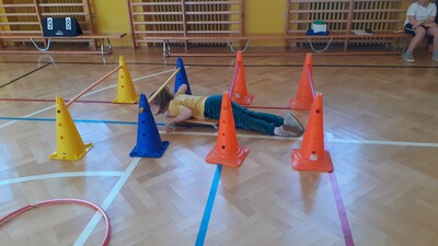 Uczniowie w trakcie ćwiczeń gimnastycznych