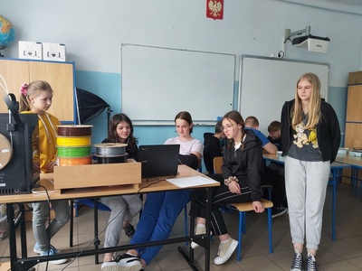 Uczennice klasy 6 programują robota