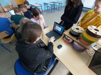 Dziewczęta w trakcie programowania robota