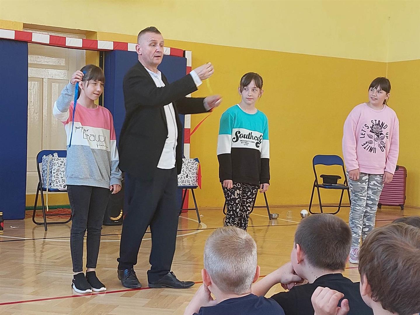 Pokazy magika w szkole