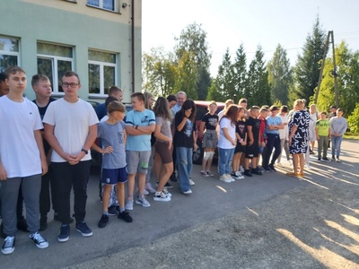 Zbiórka uczniów, nauczycieli, pracowników i wszystkich przebywających w szkole na miejscu zbiórki ewakuacyjnej