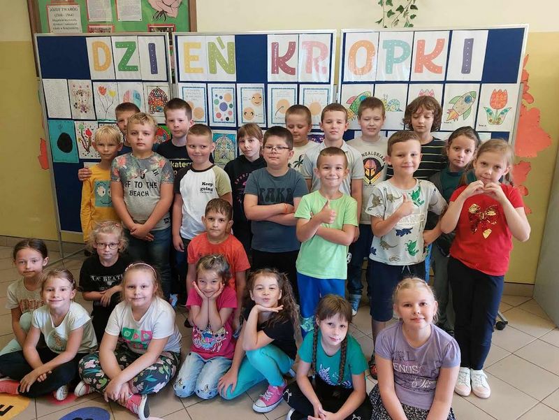 Klasy I - III świętują Dzień Kropki.