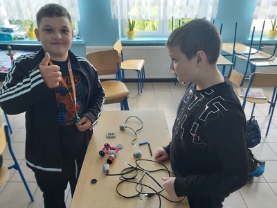 Klasa 6 podczas lekcji techniki w Laboratorium Przyszłości