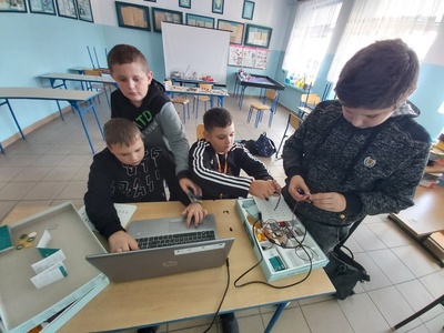 Klasa 6 podczas lekcji techniki w Laboratorium Przyszłości
