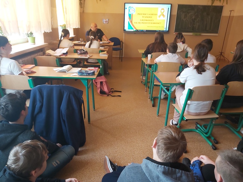 Warsztaty z dzielnicowym panem Marcinem Mazurem - klasy starsze