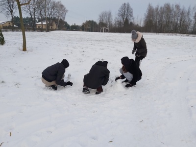Uczniowie klasy VII tworzyli śnieżne rzeźby