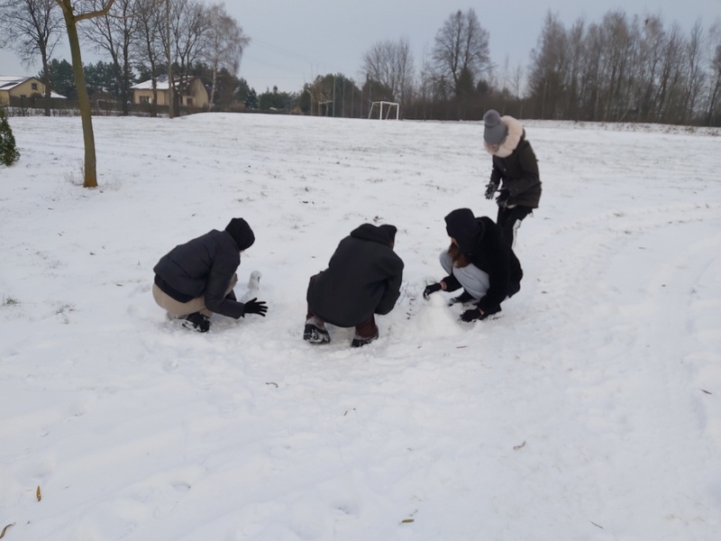 Uczniowie klasy VII tworzyli śnieżne rzeźby