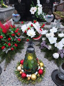 Stroiki na grobie Patrona Szkoły i jego małżonki