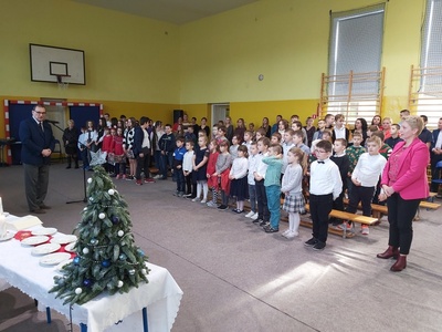 Społeczność szkolna na szkolnej wigilii