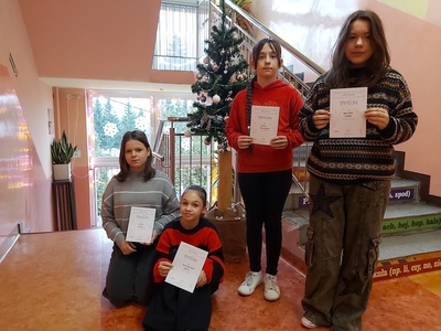 Uczestnicy konkursu "Mój Anioł" z podziękowaniami - klasa VI