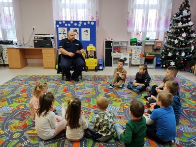 Spotkanie z policjantem w przedszkolu