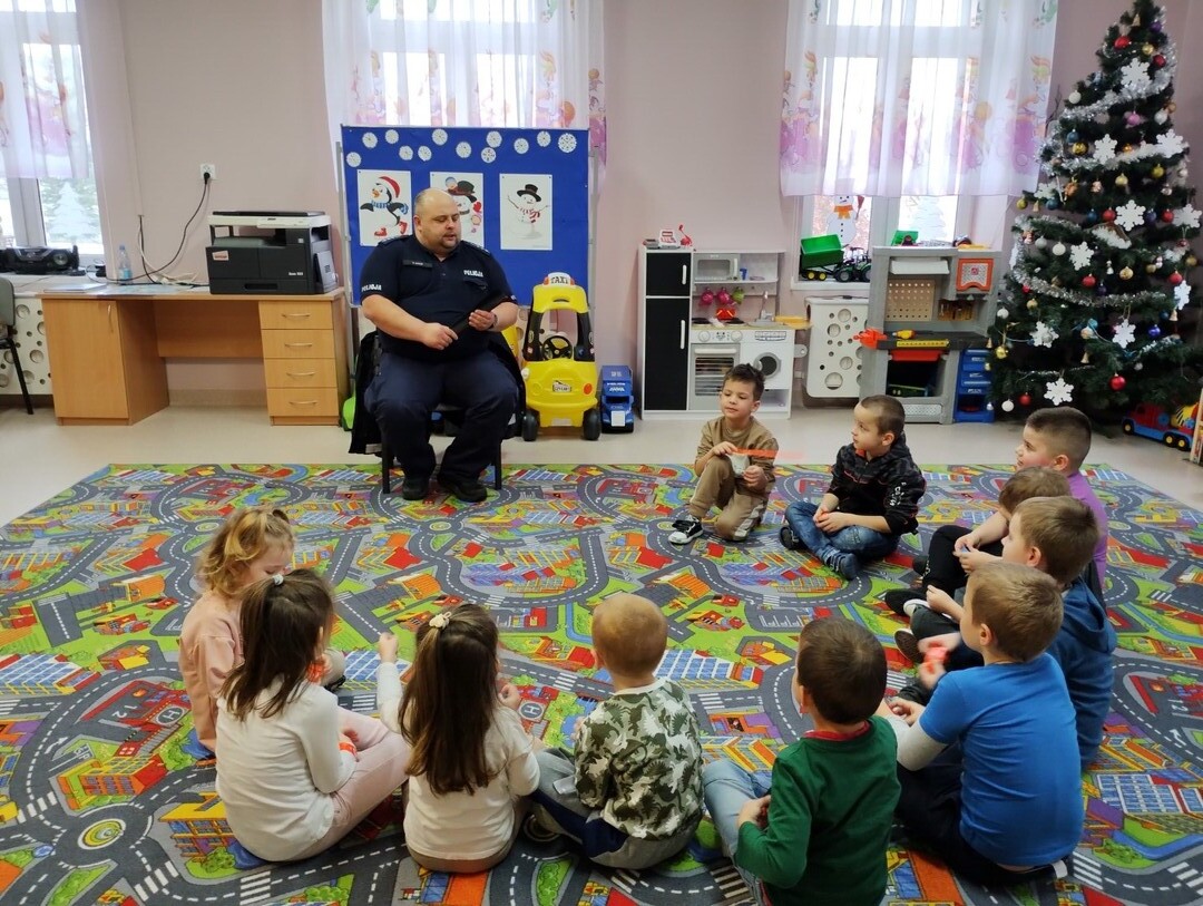 Spotkanie z policjantem w przedszkolu