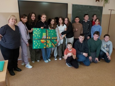 Wspólne zdjęcie z wykonaną przez uczniów mapą Księżomierzy