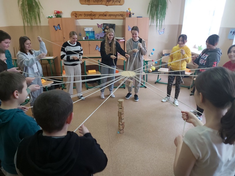 Uczniowie podczas warsztatów z projektu