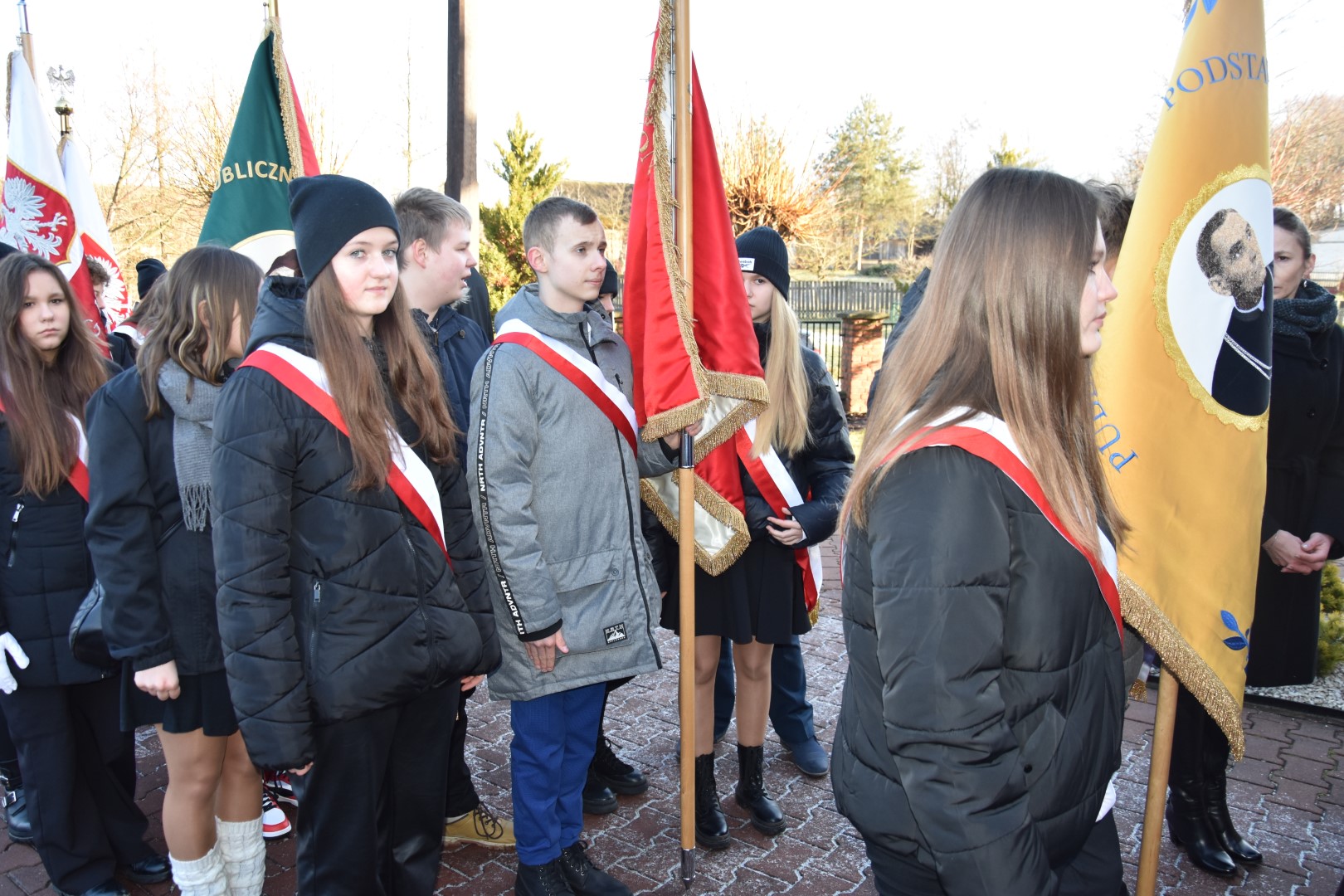 Poczty sztandarowe w trakcie przygotowań do uroczystości