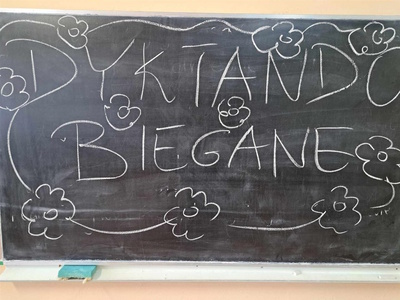 Dyktanda biegane - informacja na tablicy szkolnej