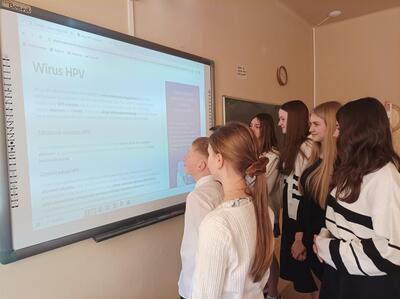 Uczniowie szkoły w trakcie realizacji programu dotyczącego HPV i raka szyjki macicy