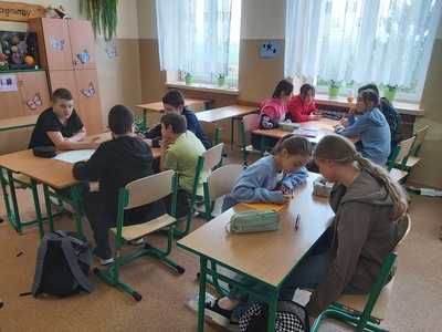 Uczniowie klasy VI zajmowali się diagnozą zagrożeń ekologicznych, opracowując w grupach najbardziej ich zdaniem ważne tematy.