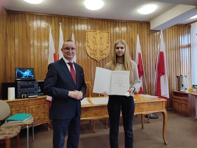 Odbiór zaświadczenia przez młodzieżowego radnego z naszej szkoły