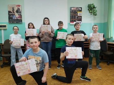 Klasa IV z pamiątkowymi dyplomami i biletami wstępu do Muzeum lizaka w Jaśle.