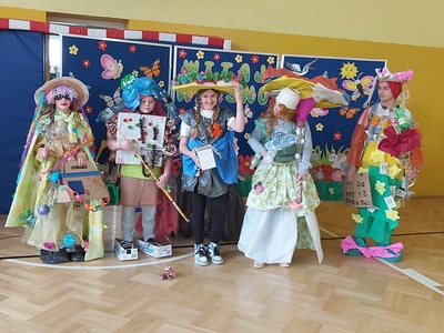 Pierwszy dzień wiosny w naszej szkole - ekologiczny pokaz mody "żywej marzanny".