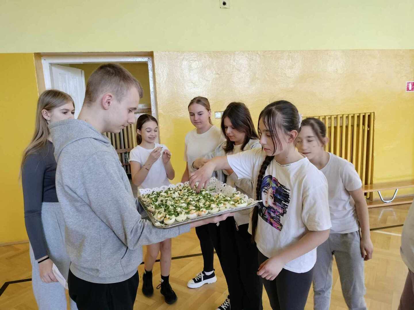 Dzielenie się życzeniami i symbolicznym "jajeczkiem" z okazji Świąt Wielkanocnych