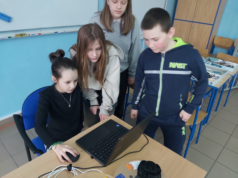 Klasa IV uczy się programowania robotów