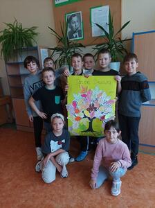 Światowy Dzień Drzewa - zdjęcie grupowe uczniów