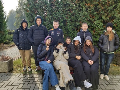 Uczniowie klasy ósmej podczas udziału w Pieszym Rajdzie Papieskim