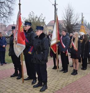Poczet sztandarowy szkoły przed Mszą św. za ojczyznę