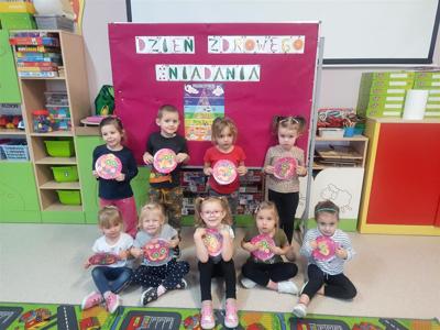 Dzień Zdrowego Śniadania - zdjęcie zbiorowe dzieci 1