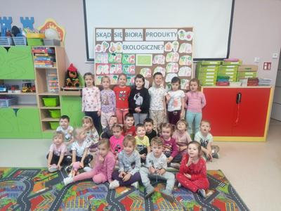 Spotkanie z pielęgniarką - zdjęcie grupowe dzieci