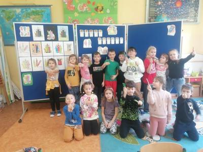Dzień kredki zdjęcie zbiorowe dzieci