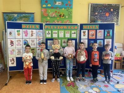 Dzień Pluszowego Misia - zdjęcie zbiorowe dzieci