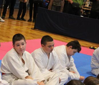 Uczniowie szkoły na zawodach karate.