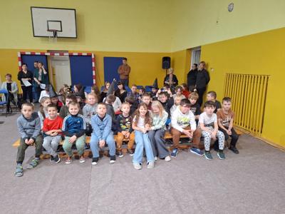 Międzynarodowy Dzień Osób z Niepełnosprawnością - zdjęcie zbiorowe uczniów