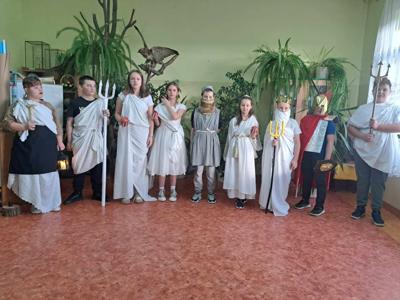 Szkolni bogowie olimpijscy - zdjęcie zbiorowe uczniów