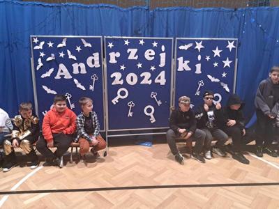 Andrzejki 2024 - zdjęcie grupowe uczniów