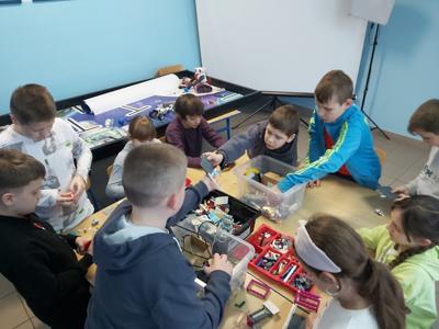 Uczniowie klasy 4 budują z klocków LEGO