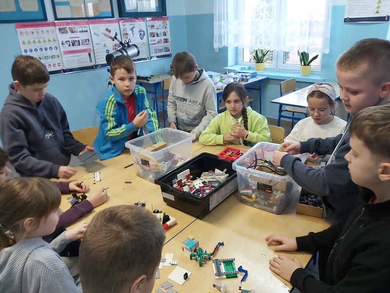 Uczniowie klasy 4 budują z klocków LEGO