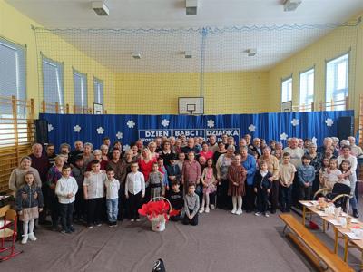 Dzień Babci i Dziadka w szkole - zdjęcie grupowe