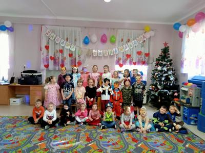 Zabawa karnawałowa w przedszkolu - zdjęcie grupowe dzieci